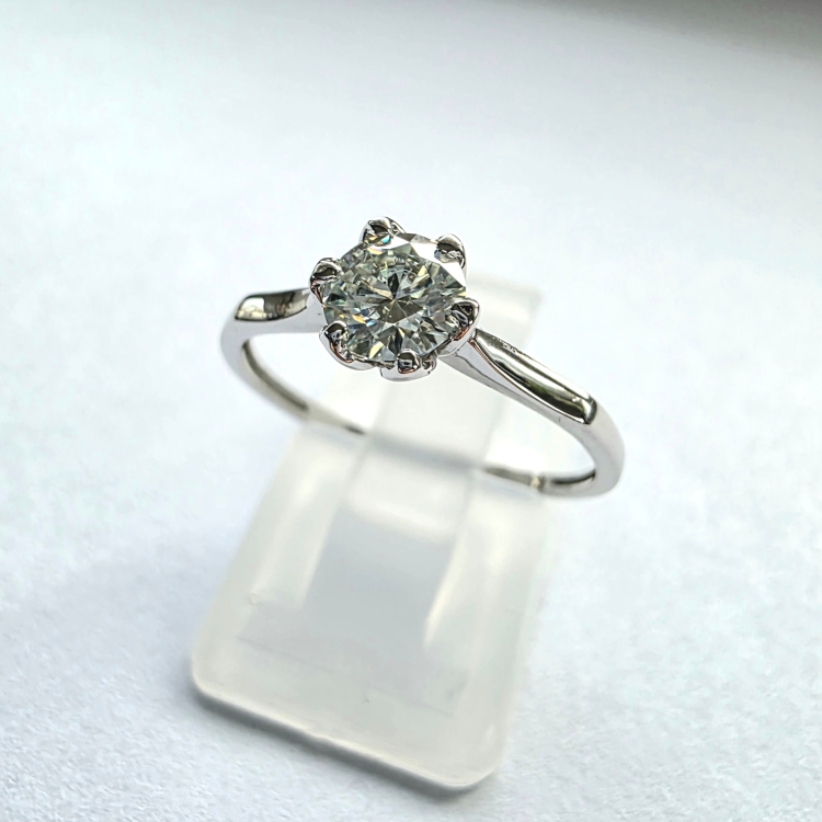 Pierścionek zaręczynowy z białego złota próba 585 z moissanitem 0,50 ct – ujęcie pod kątem – ABGOLD Baczyński