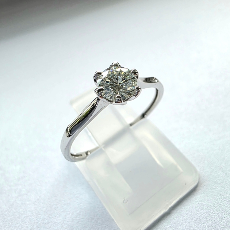 Pierścionek zaręczynowy z białego złota próba 585 z moissanitem 0,50 ct – ujęcie boczne – ABGOLD Baczyński