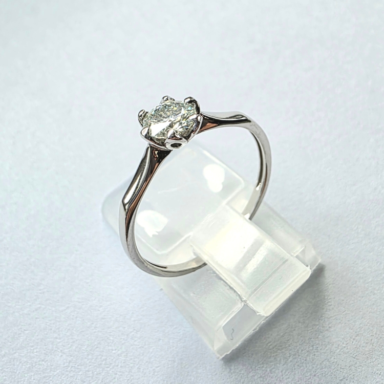 Pierścionek zaręczynowy z białego złota próba 585 z moissanitem 0,50 ct – ujęcie boczne – ABGOLD Baczyński