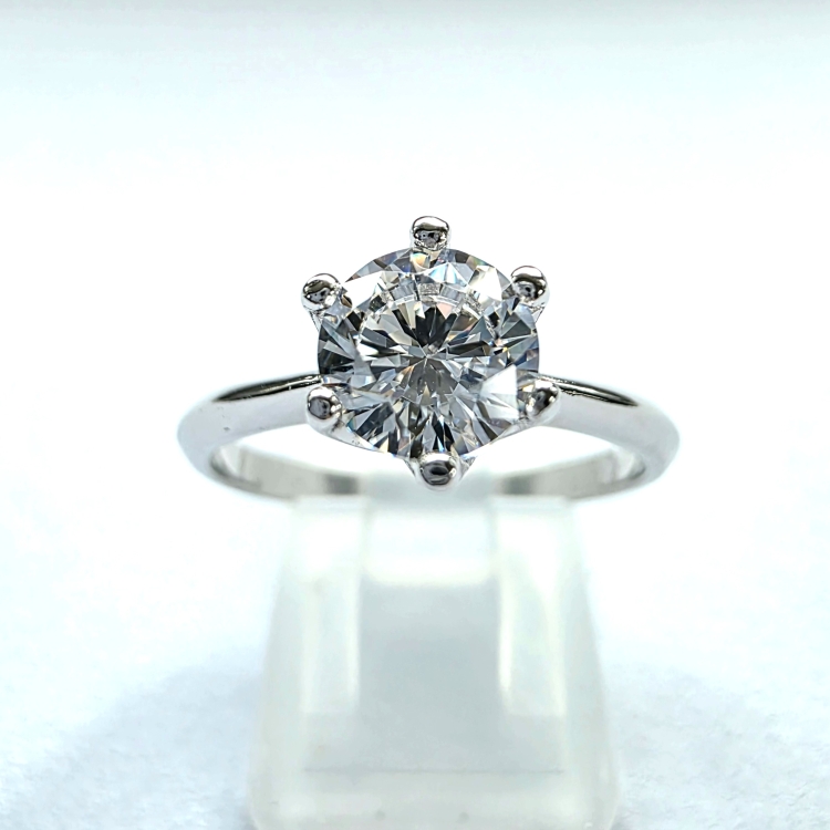 Pierścionek zaręczynowy z białego złota próba 585 z moissanitem – widok z góry – ABGOLD Baczyński