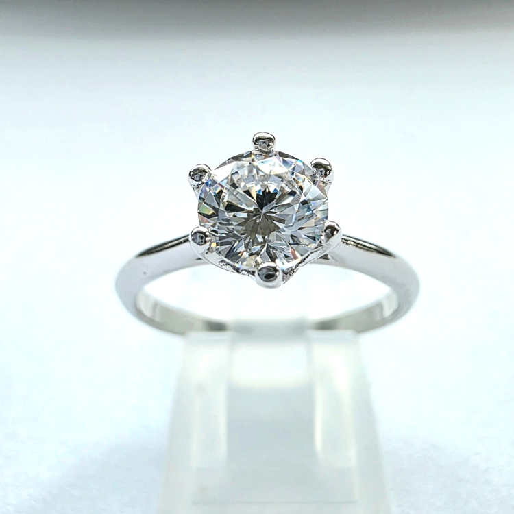 Pierścionek zaręczynowy z białego złota próba 585 z moissanitem – widok z przodu – ABGOLD Baczyński