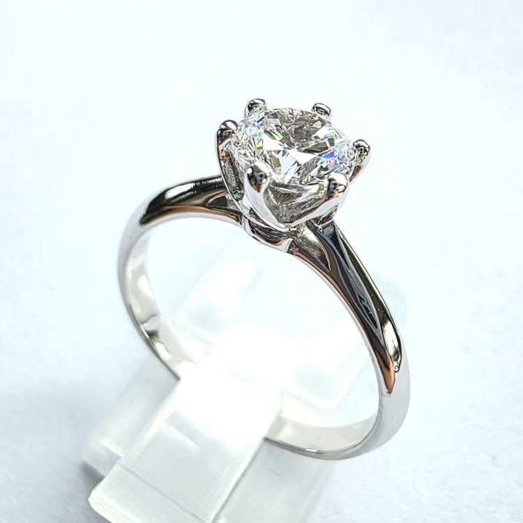 Pierścionek zaręczynowy z białego złota próba 585 z moissanitem – ujęcie pod kątem – ABGOLD Baczyński