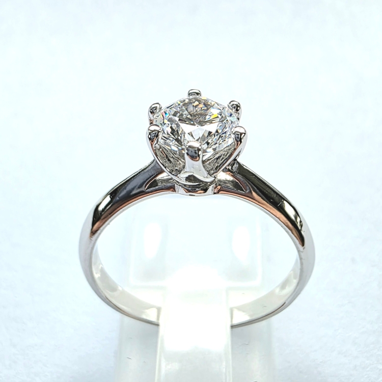 Pierścionek zaręczynowy z białego złota próba 585 z moissanitem – widok z tyłu – ABGOLD Baczyński