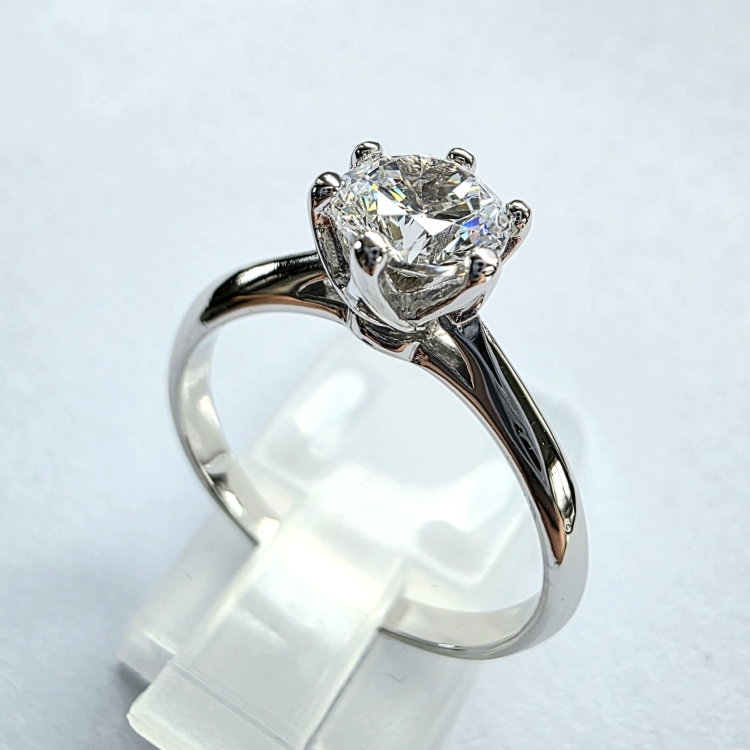 Pierścionek zaręczynowy z diamentem – Ujęcie pod kątem – ABGOLD Baczyński