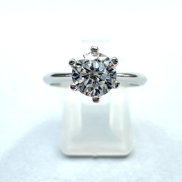 Pierścionek zaręczynowy z diamentem – białe złoto 585 – widok z góry – ABGOLD Baczyński