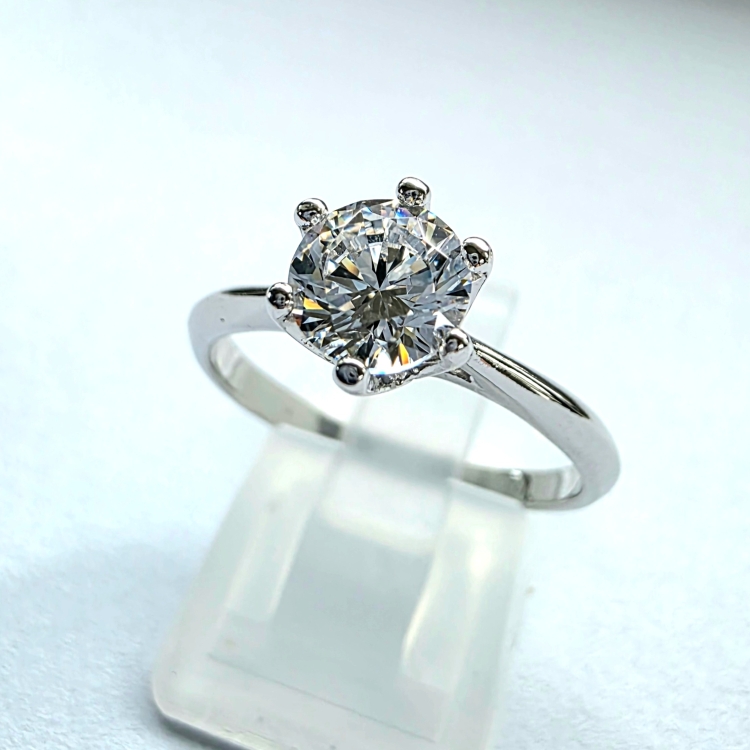 Pierścionek zaręczynowy z diamentem – białe złoto 585 – ujęcie pod kątem – ABGOLD Baczyński