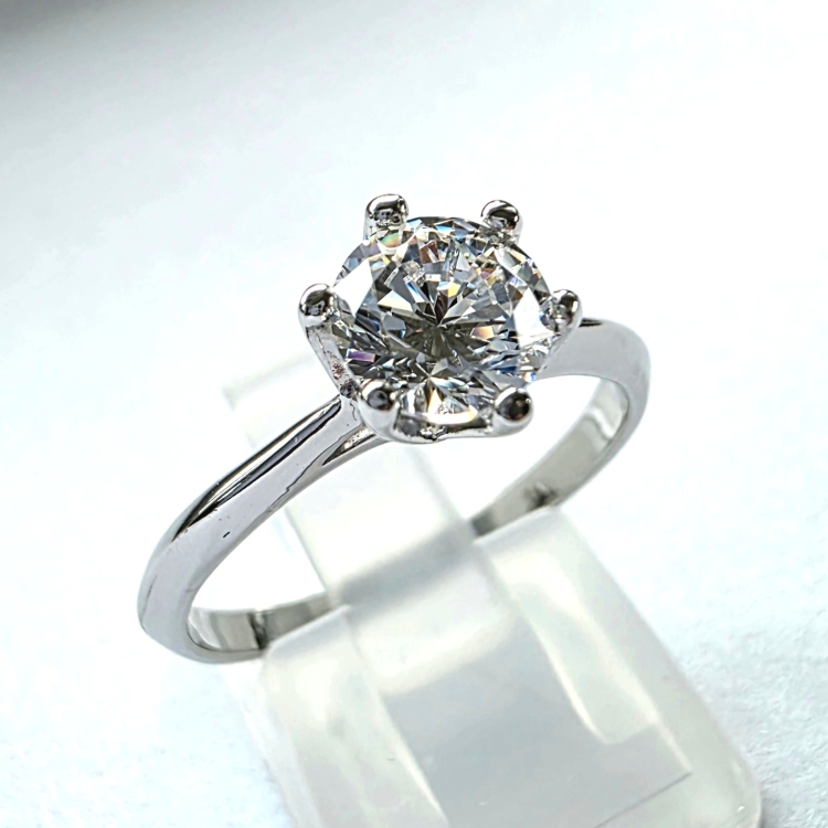 Pierścionek zaręczynowy z diamentem – białe złoto 585 – ujęcie boczne – ABGOLD Baczyński