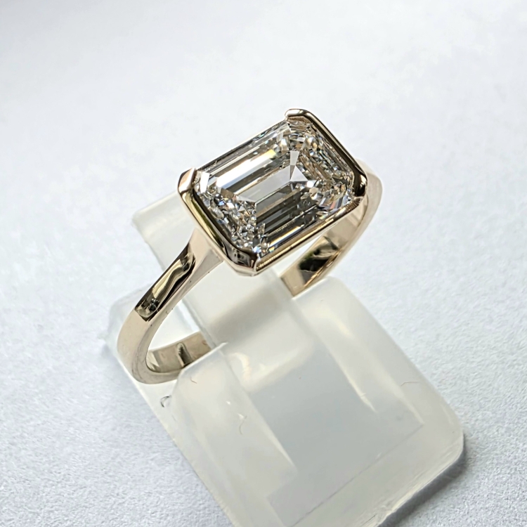 Złoty pierścionek Lab Grown Emerald 1.0ct – detal oprawy – ABGOLD Baczyński