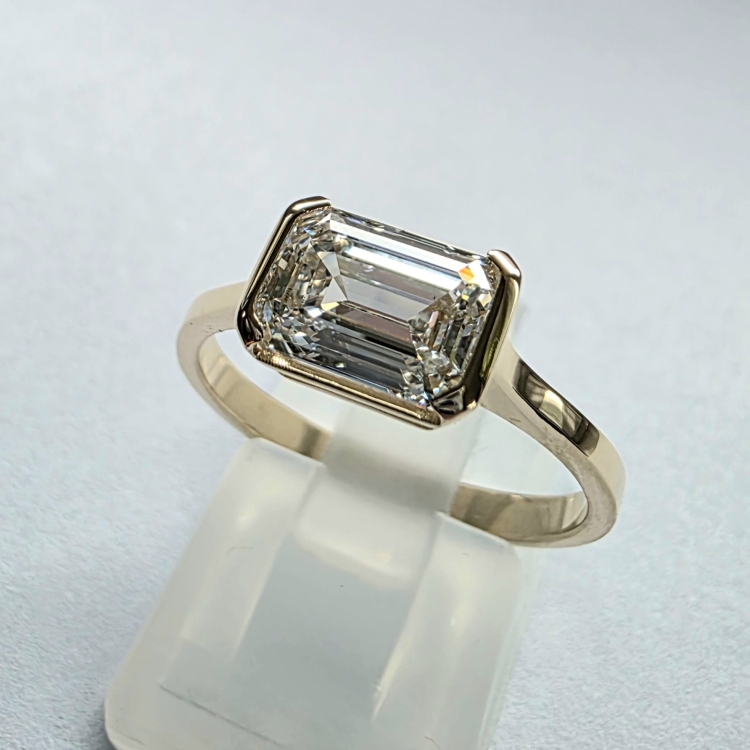 Złoty pierścionek Lab Grown Emerald 1.0ct – detal boczny oprawy – ABGOLD Baczyński