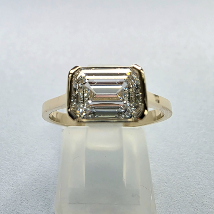 Złoty pierścionek Lab Grown Emerald 1.0ct – widok od frontu (inne ujęcie) – ABGOLD Baczyński