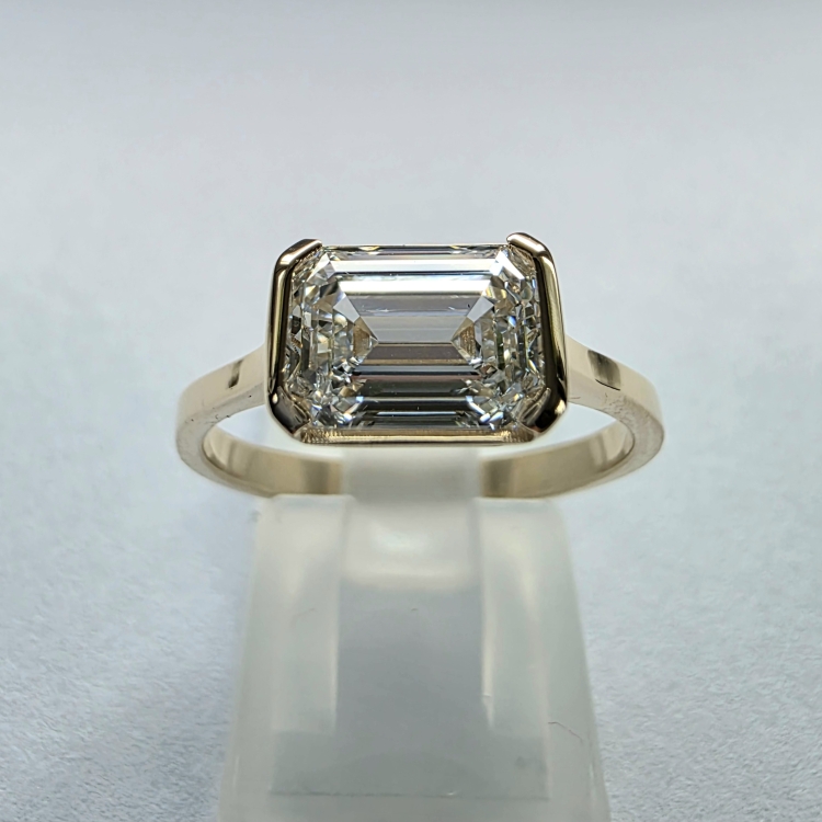 Złoty pierścionek Lab Grown Emerald 1.0ct – widok z góry (inne ujęcie) – ABGOLD Baczyński