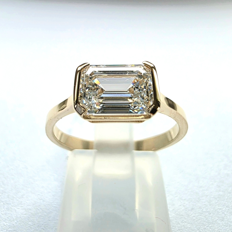 Złoty pierścionek Lab Grown Emerald 1.0ct – widok frontalny – ABGOLD Baczyński