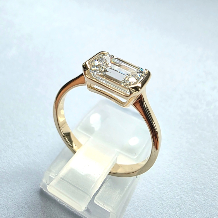 Złoty pierścionek Lab Grown Emerald 1.0ct – ujęcie pod kątem – ABGOLD Baczyński