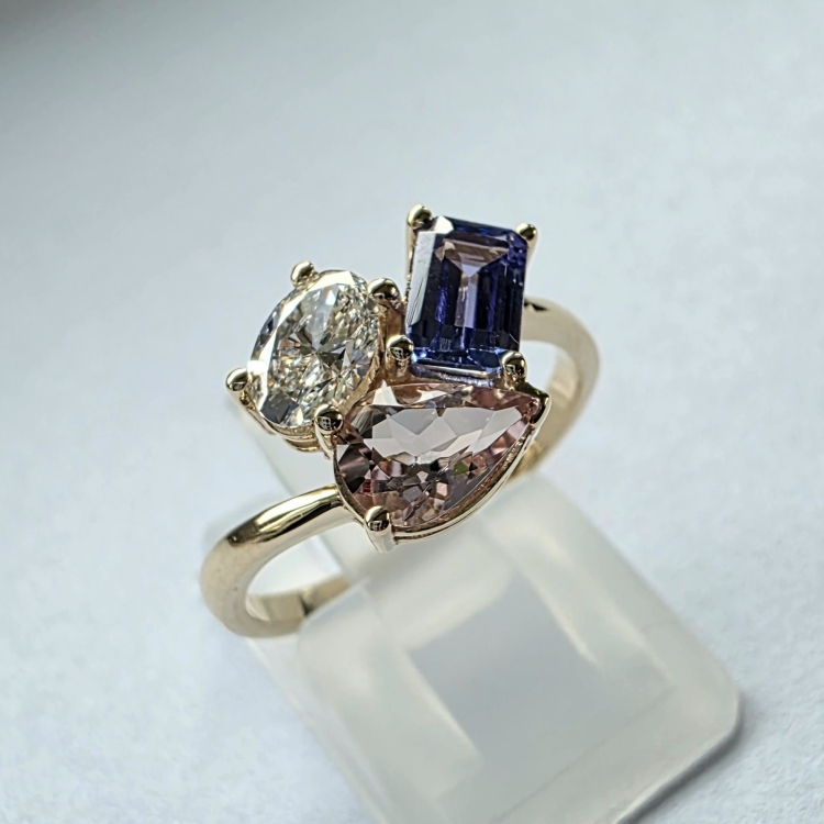 Złoty pierścionek Tanzanit Morganit Diament – ujęcie pod kątem – ABGOLD Baczyński