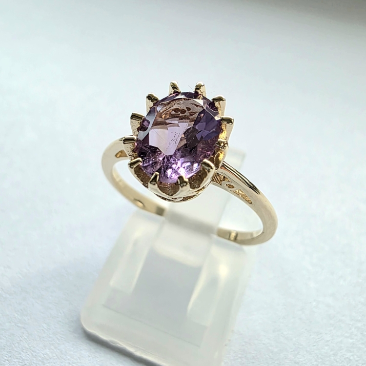 Złoty pierścionek Vintage z Ametystem 1,50 ct – ujęcie boczne – ABGOLD Baczyński
