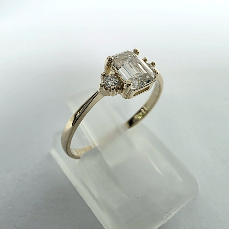 Pierścionek z żółtego złota próba 585 z moissanitem Emerald 0,86 ct VVS D – widok boczny – ABGOLD Baczyński