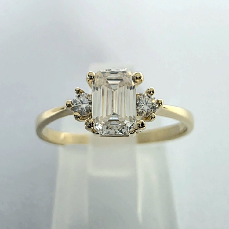 Pierścionek z żółtego złota próba 585 z moissanitem Emerald 0,86 ct VVS D – ujęcie frontalne – ABGOLD Baczyński