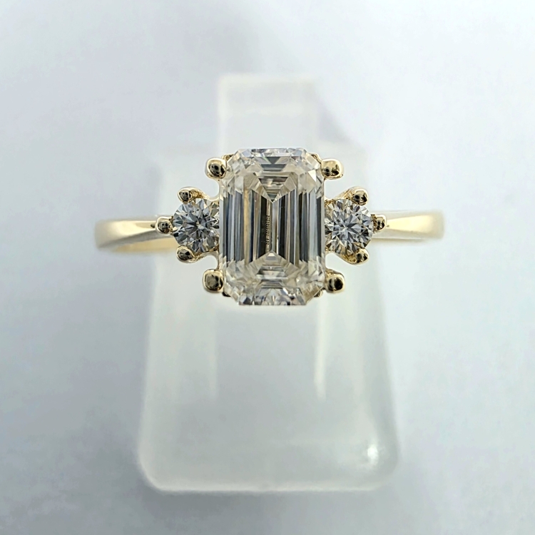 Pierścionek z żółtego złota próba 585 z moissanitem Emerald 0,86 ct VVS D – detal oprawy kamienia – ABGOLD Baczyński