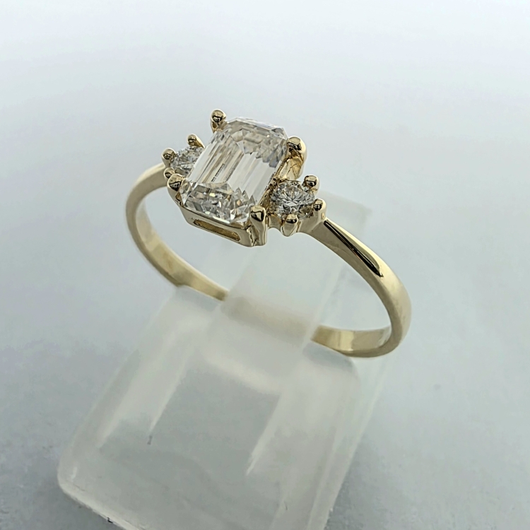 Złoty pierścionek próba 585 z diamentem emerald ok. 0,76 ct – widok z przodu – ABGOLD Baczyński