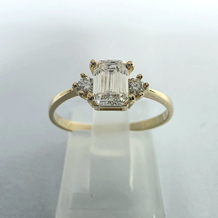 Złoty pierścionek próba 585 z diamentem emerald ok. 0,76 ct – widok z góry – ABGOLD Baczyński