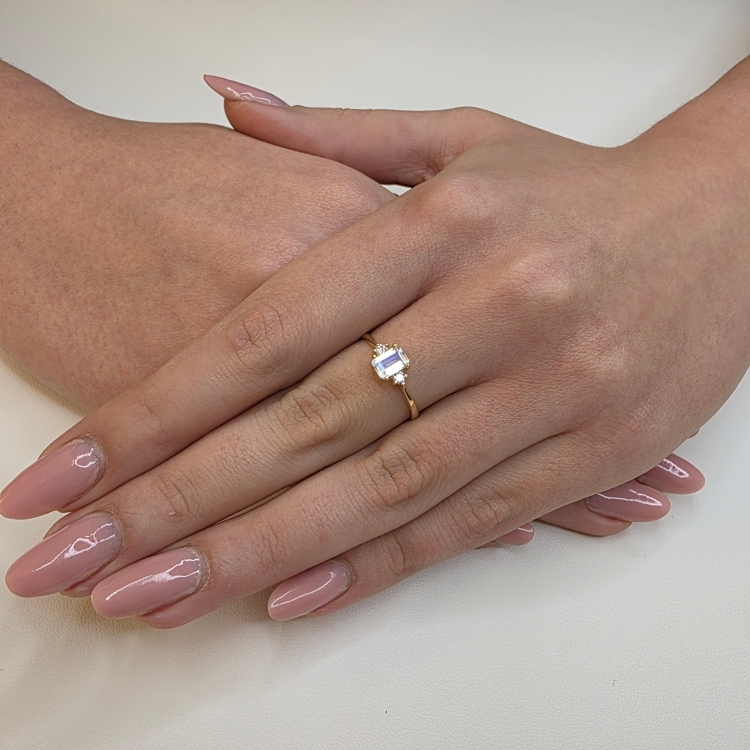 Pierścionek z żółtego złota próba 585 z moissanitem Emerald 0,86 ct VVS D – stylizacja na dłoni – ABGOLD Baczyński