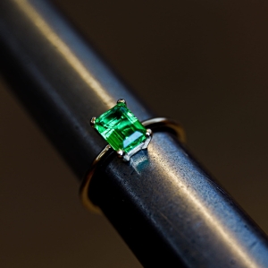 Złoty pierścionek ze szmaragdem naturalnym – szlif szmaragdowy – rygiel jubilerski – ABGOLD Baczyński
