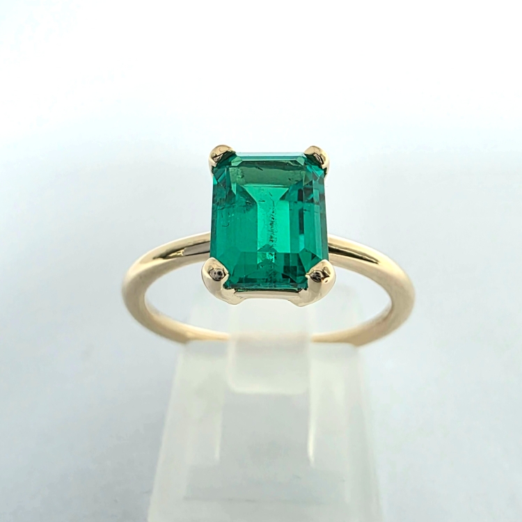 Złoty pierścionek ze szmaragdem naturalnym – widok frontalny – ABGOLD Baczyński