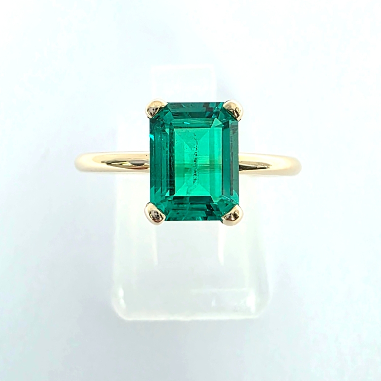 Złoty pierścionek ze szmaragdem naturalnym – widok z góry – ABGOLD Baczyński