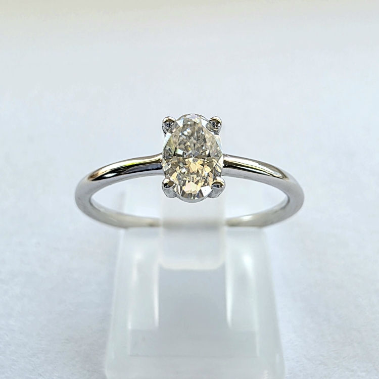 Pierścionek z białego złota próba 585 z moissanitem 0,50 ct VVS1 D – widok z przodu – ABGOLD Baczyński