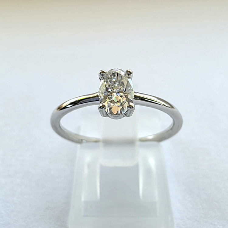 Pierścionek z białego złota próba 585 z moissanitem 0,50 ct VVS1 D – widok z góry – ABGOLD Baczyński