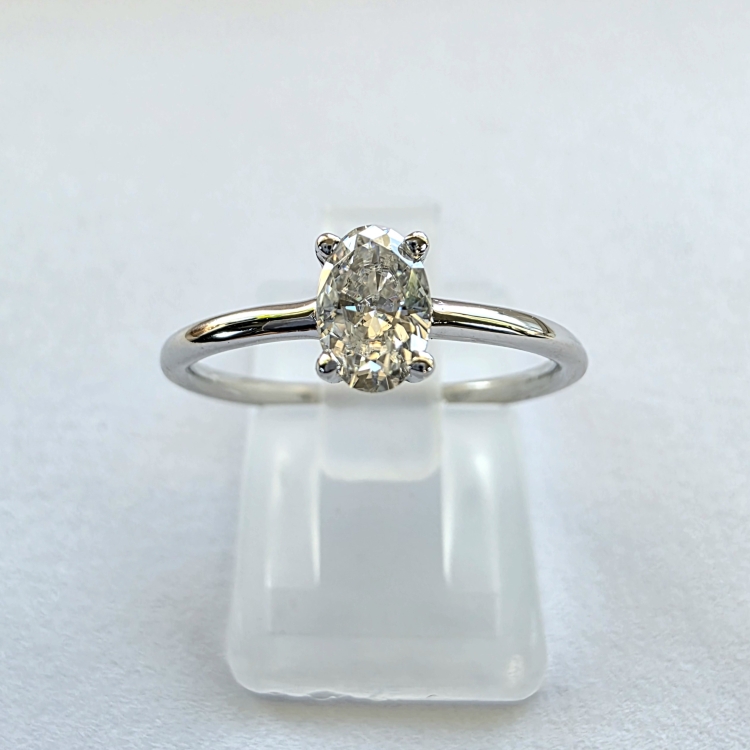 Pierścionek z białego złota próba 585 z moissanitem 0,50 ct VVS1 D – widok z góry – ABGOLD Baczyński