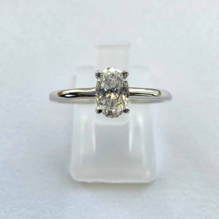 Pierścionek z białego złota próba 585 z moissanitem 0,50 ct VVS1 D – widok z przodu – ABGOLD Baczyński