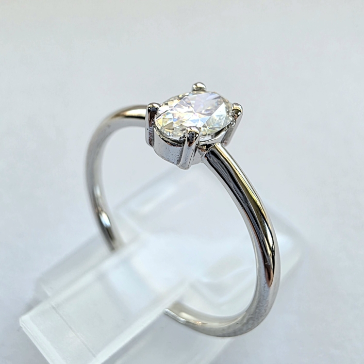 Pierścionek z białego złota próba 585 z moissanitem 0,50 ct VVS1 D – profil pierścionka – ABGOLD Baczyński