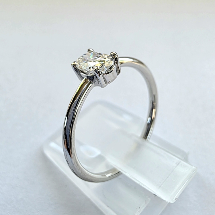 Pierścionek z białego złota próba 585 z moissanitem 0,50 ct VVS1 D – ujęcie boczne – ABGOLD Baczyński