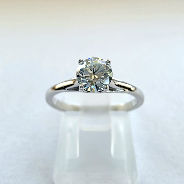 Pierścionek zaręczynowy z białego złota próba 585 z moissanitem 0,25 ct – widok z przodu – ABGOLD Baczyński