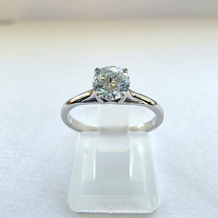 Pierścionek zaręczynowy z białego złota próba 585 z moissanitem 0,25 ct – widok z przodu – ABGOLD Baczyński