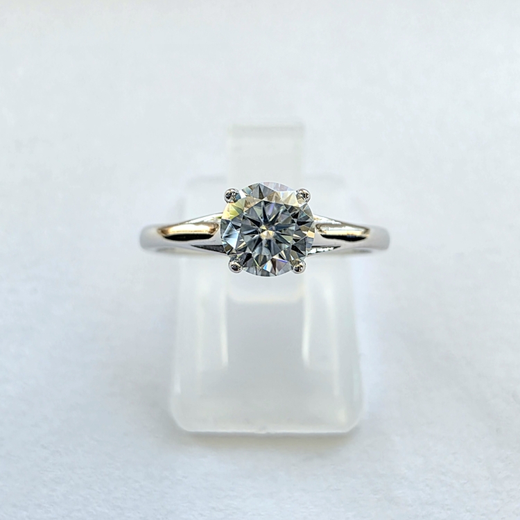 Pierścionek zaręczynowy z białego złota próba 585 z moissanitem 0,25 ct – widok z góry – ABGOLD Baczyński