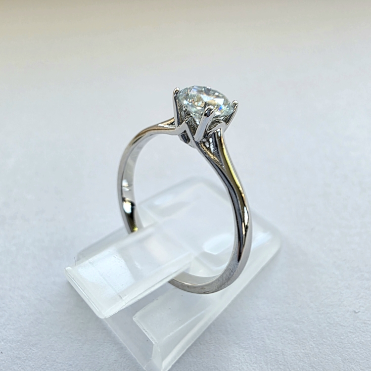 Pierścionek zaręczynowy z białego złota próba 585 z moissanitem 0,25 ct – ujęcie pod kątem – ABGOLD Baczyński