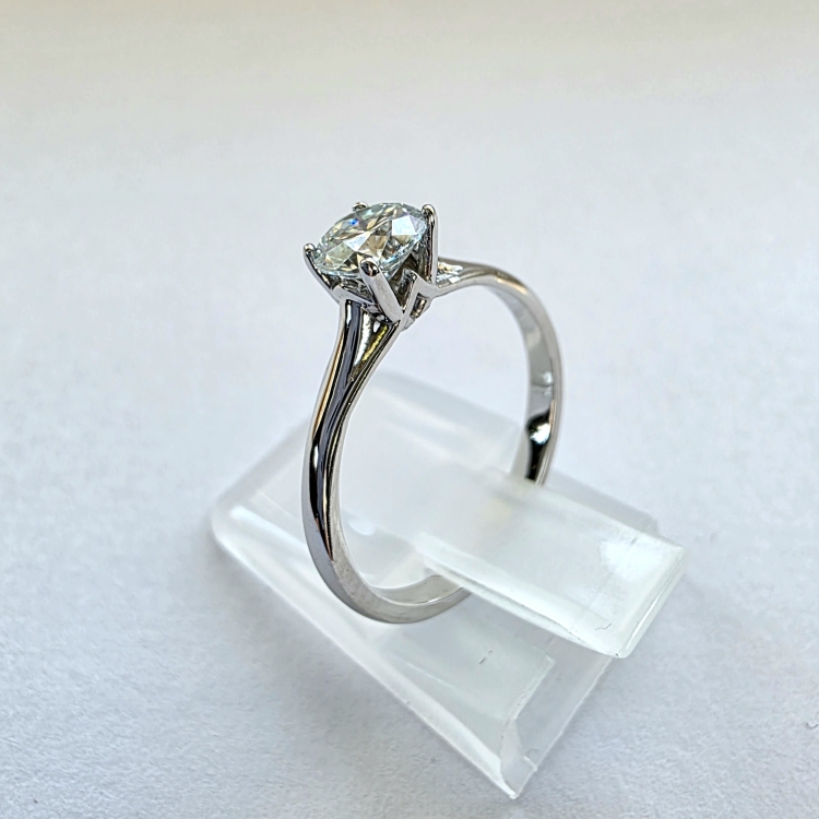 Pierścionek zaręczynowy z białego złota próba 585 z moissanitem 0,25 ct – ujęcie boczne – ABGOLD Baczyński