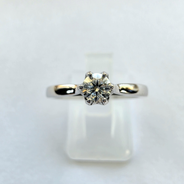 Pierścionek zaręczynowy z białego złota próba 585 z moissanitem 0,25 ct – widok z góry – ABGOLD Baczyński