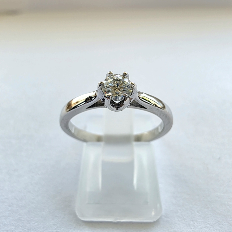 Pierścionek zaręczynowy z białego złota próba 585 z moissanitem 0,25 ct – widok z przodu – ABGOLD Baczyński