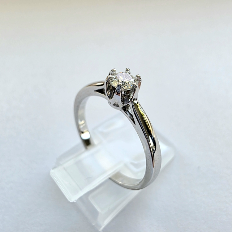 Pierścionek zaręczynowy z białego złota próba 585 z moissanitem 0,25 ct – ujęcie pod kątem – ABGOLD Baczyński