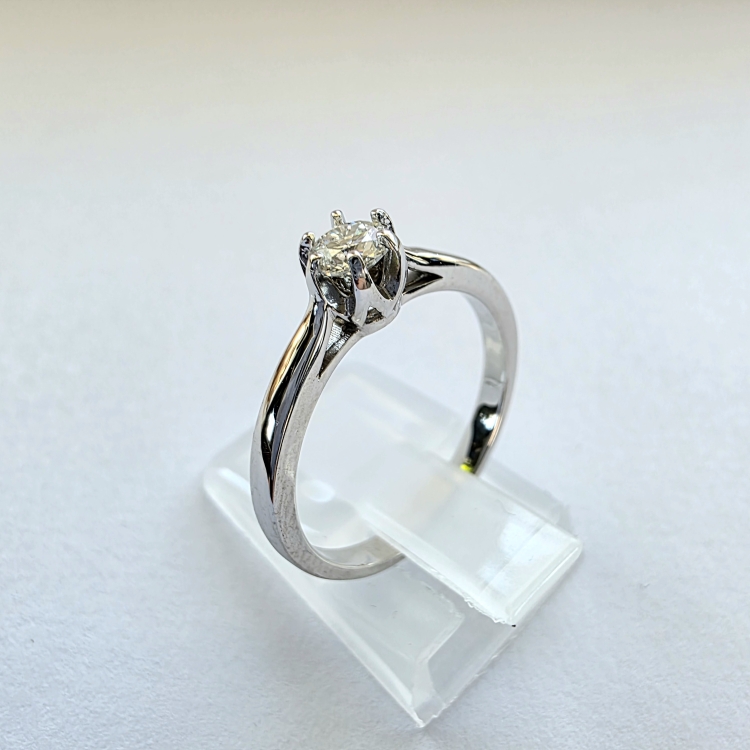 Pierścionek zaręczynowy z białego złota próba 585 z moissanitem 0,25 ct – ujęcie boczne – ABGOLD Baczyński