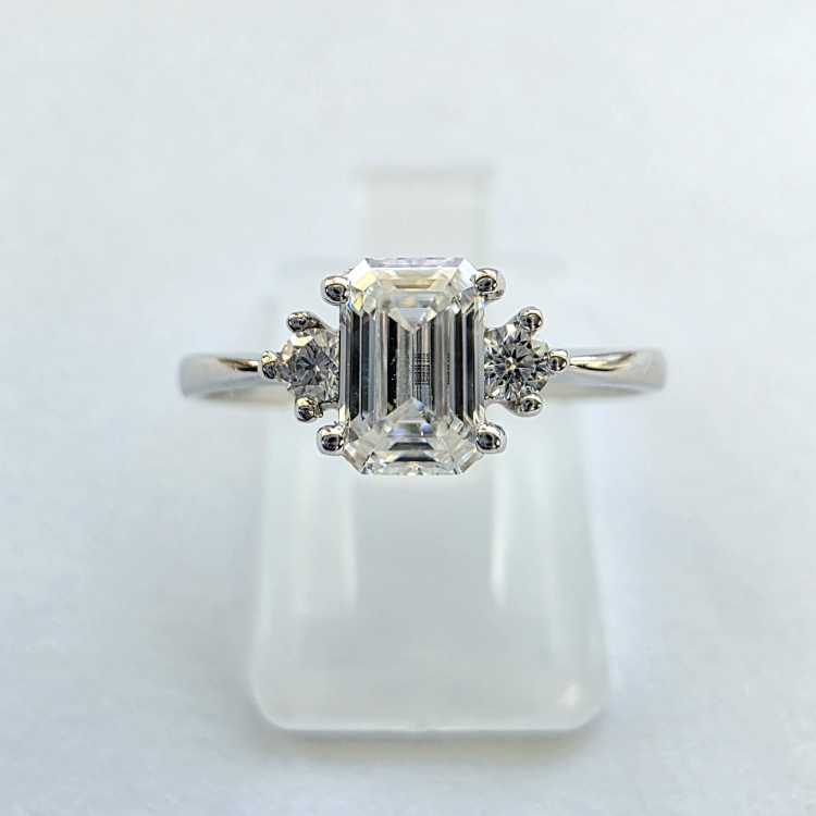 Pierścionek z żółtego złota próba 585 z moissanitem Emerald 0,86 ct VVS D – widok z góry – ABGOLD Baczyński