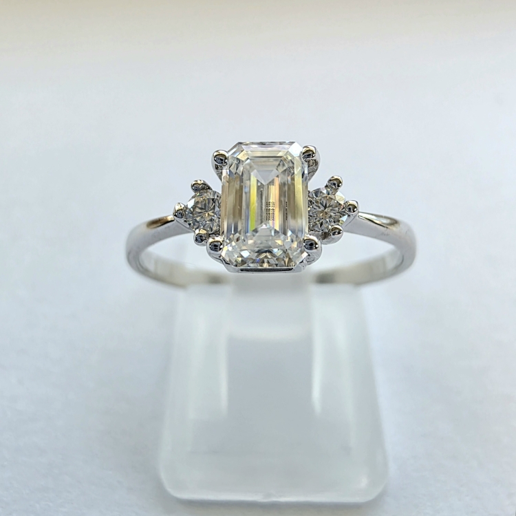 Pierścionek z żółtego złota próba 585 z moissanitem Emerald 0,86 ct VVS D – ujęcie frontalne na ekspozytorze – ABGOLD Baczyński