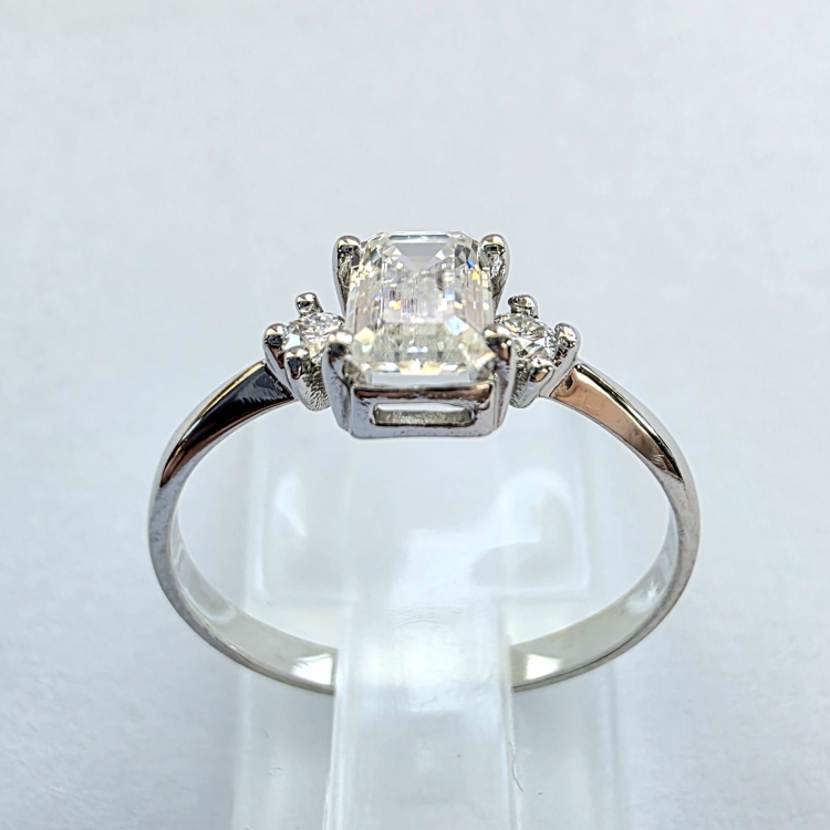 Pierścionek z żółtego złota próba 585 z moissanitem Emerald 0,86 ct VVS D – widok od spodu obrączki – ABGOLD Baczyński