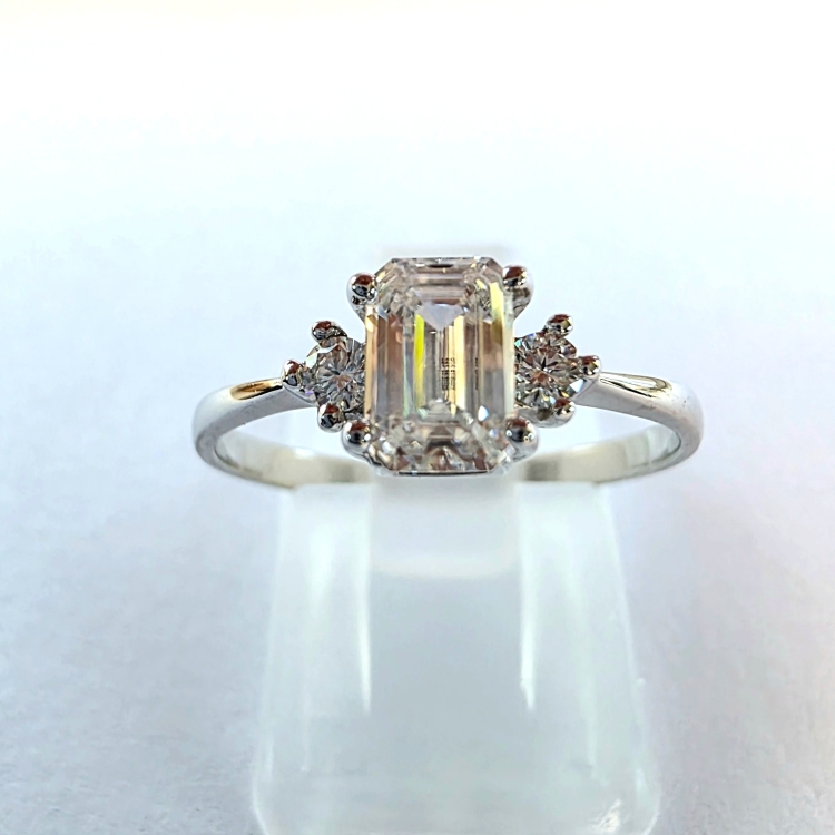 Pierścionek z żółtego złota próba 585 z moissanitem Emerald 0,86 ct VVS D – widok frontalny na ekspozytorze – ABGOLD Baczyński