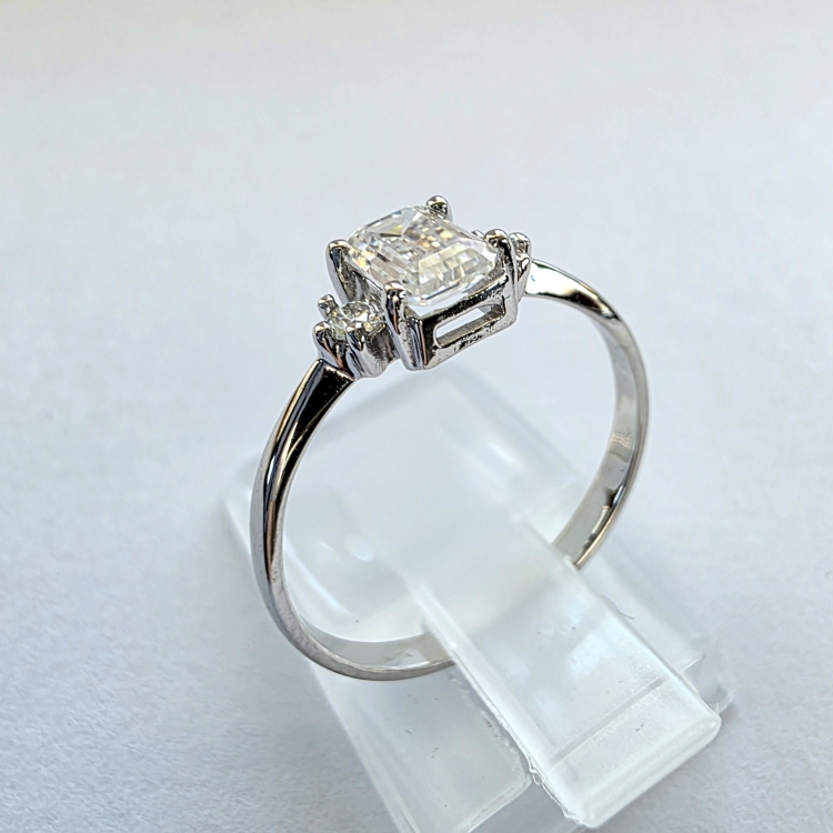 Złoty pierścionek próba 585 z diamentem emerald ok. 0,76 ct – ujęcie pod kątem – ABGOLD Baczyński