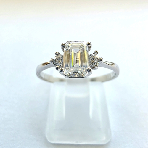 Złoty pierścionek próba 585 z diamentem emerald ok. 0,76 ct – widok z przodu – ABGOLD Baczyński