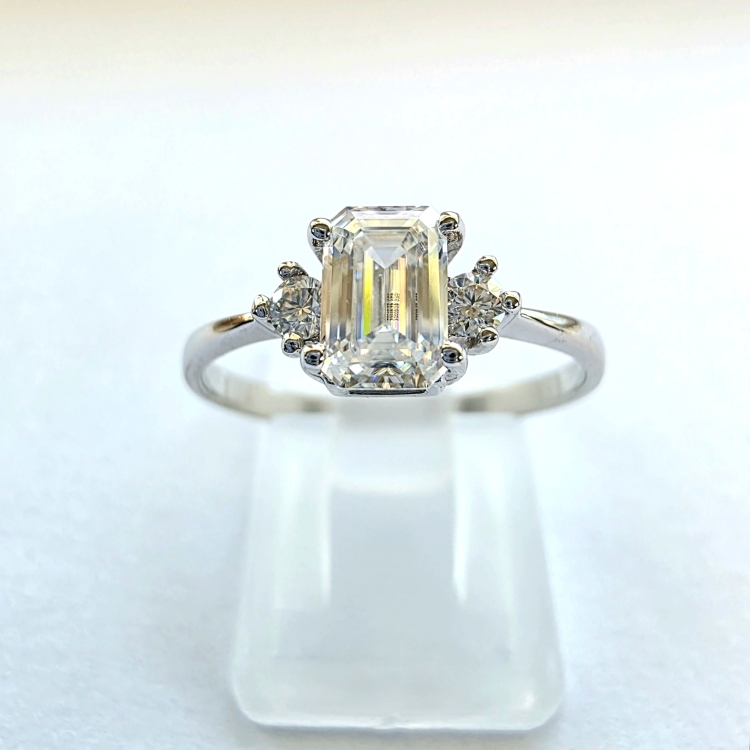 Złoty pierścionek próba 585 z diamentem emerald ok. 0,76 ct – widok z przodu – ABGOLD Baczyński